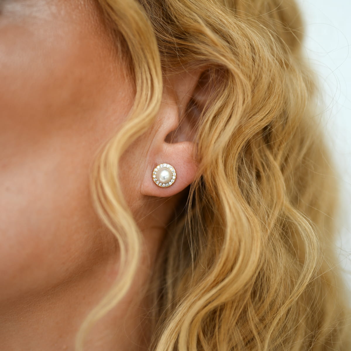 Kolczyki srebro 925 okrągłe perły białe z cyrkoniami złote